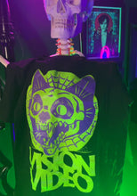 Laden Sie das Bild in den Galerie-Viewer, Skull Cat T-Shirt by Travis Knight
