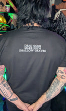 Laden Sie das Bild in den Galerie-Viewer, &quot;Dead Gods&quot; T-Shirt
